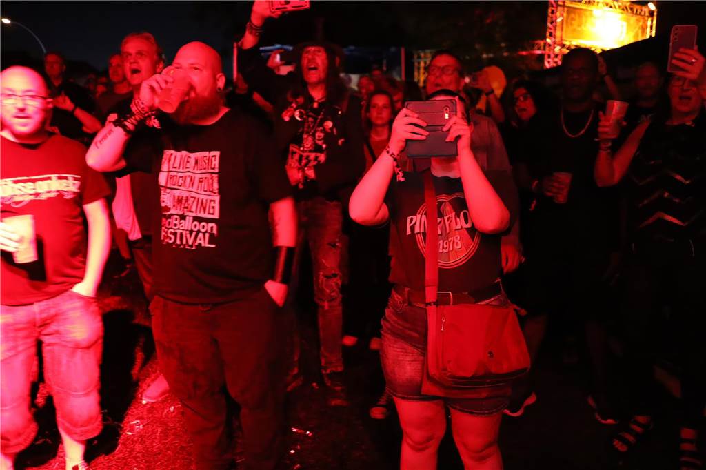 Die Besucher beim Red Balloon Festival genossen am Eröffnungsabend (2.8.) die gute Stimmung und den Mix unterschiedlicher Musikrichtungen.