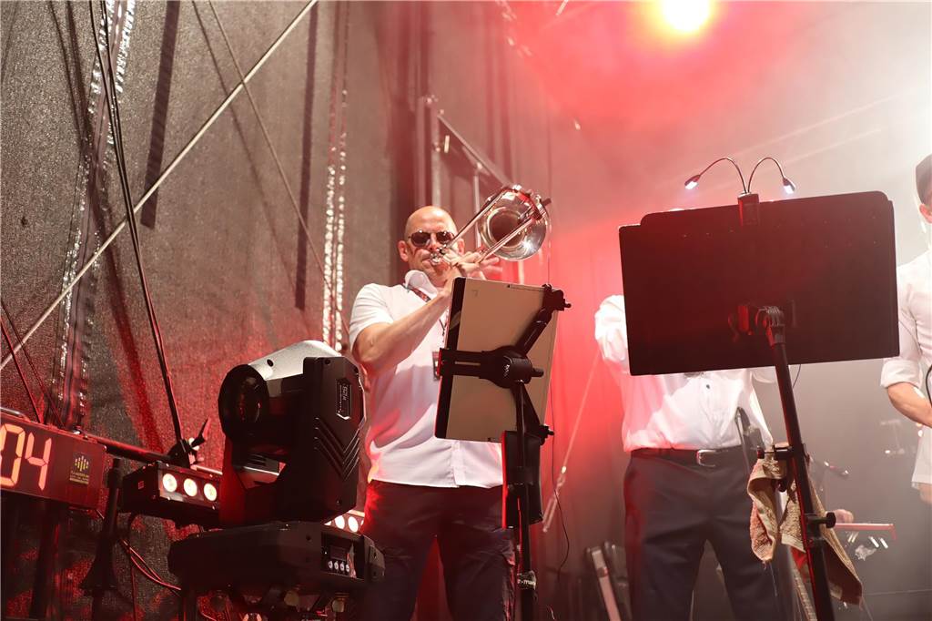 Die Besucher beim Red Balloon Festival genossen am Eröffnungsabend (2.8.) die gute Stimmung und den Mix unterschiedlicher Musikrichtungen.