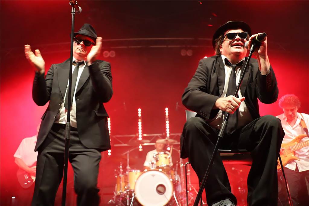 Die Besucher beim Red Balloon Festival genossen am Eröffnungsabend (2.8.) die gute Stimmung und den Mix unterschiedlicher Musikrichtungen.