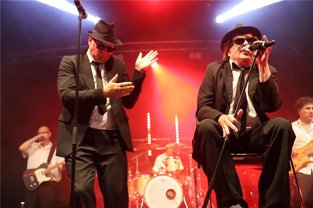 Die Besucher beim Red Balloon Festival genossen am Eröffnungsabend (2.8.) die gute Stimmung und den Mix unterschiedlicher Musikrichtungen.
