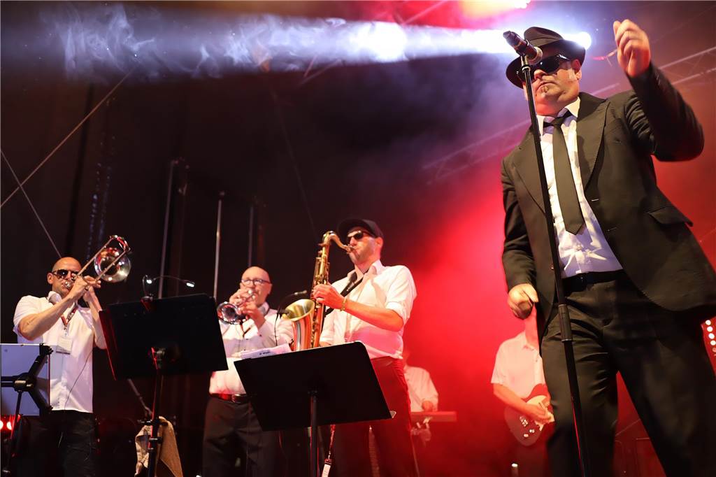 Die Besucher beim Red Balloon Festival genossen am Eröffnungsabend (2.8.) die gute Stimmung und den Mix unterschiedlicher Musikrichtungen.