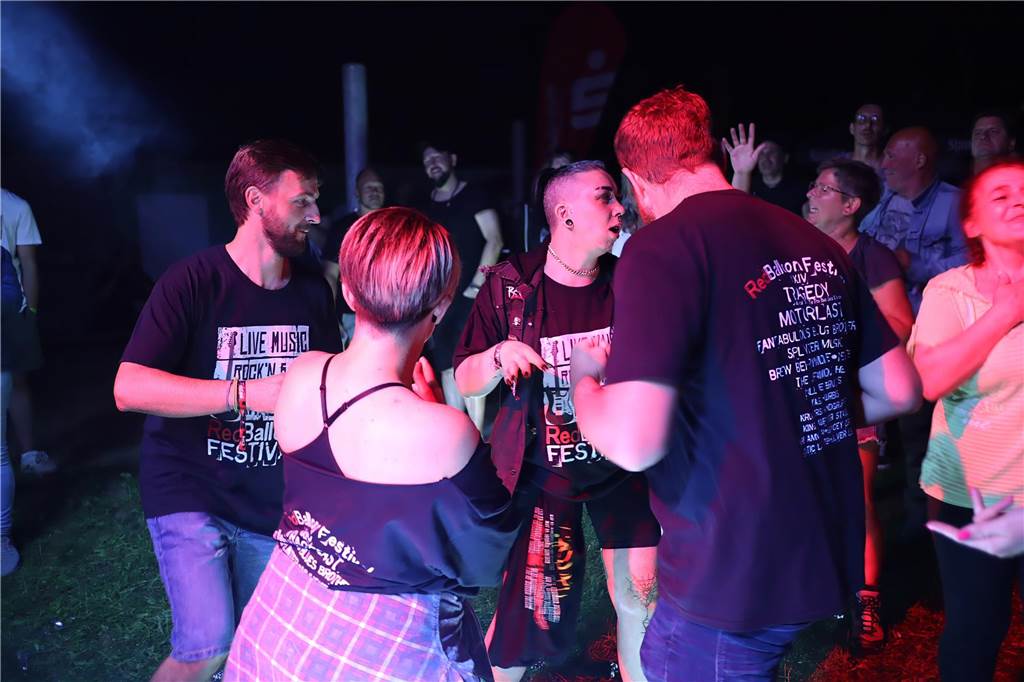 Die Besucher beim Red Balloon Festival genossen am Eröffnungsabend (2.8.) die gute Stimmung und den Mix unterschiedlicher Musikrichtungen.