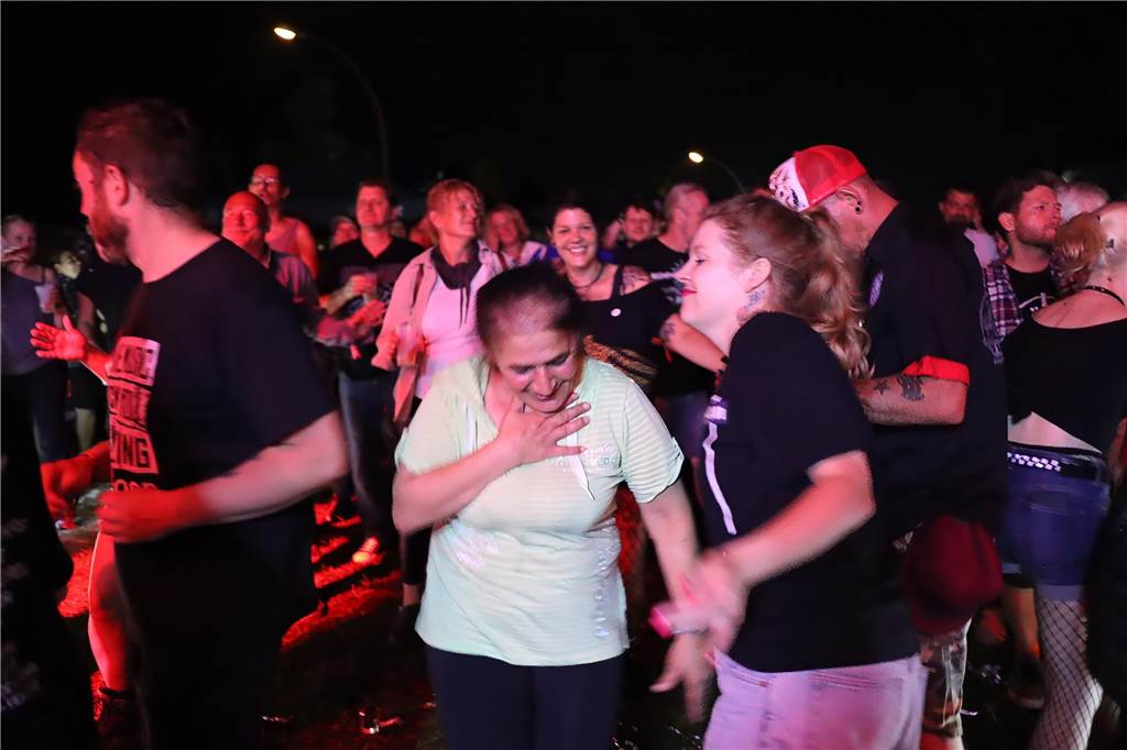 Die Besucher beim Red Balloon Festival genossen am Eröffnungsabend (2.8.) die gute Stimmung und den Mix unterschiedlicher Musikrichtungen.