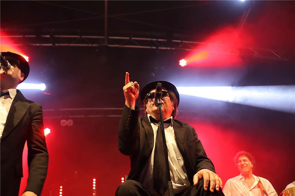 Die Besucher beim Red Balloon Festival genossen am Eröffnungsabend (2.8.) die gute Stimmung und den Mix unterschiedlicher Musikrichtungen.