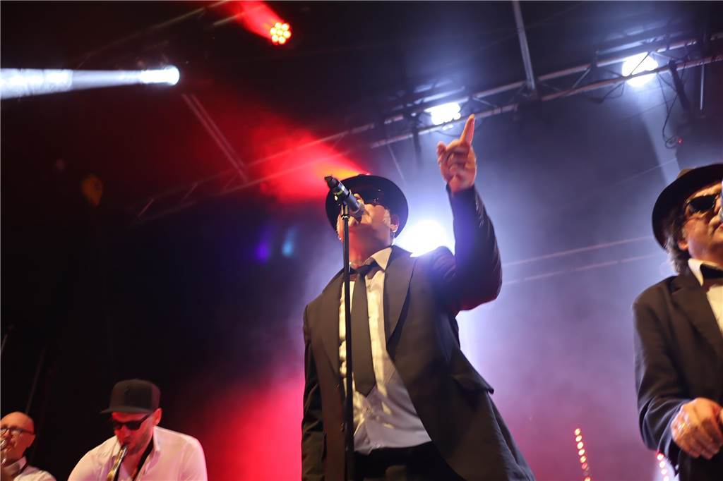 Die Besucher beim Red Balloon Festival genossen am Eröffnungsabend (2.8.) die gute Stimmung und den Mix unterschiedlicher Musikrichtungen.