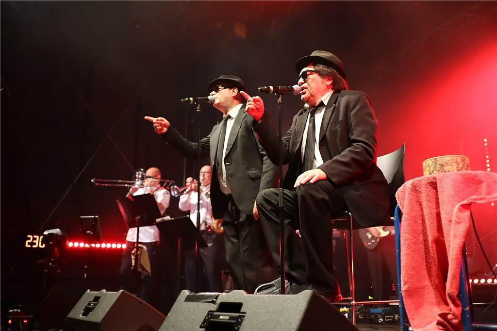 Die Besucher beim Red Balloon Festival genossen am Eröffnungsabend (2.8.) die gute Stimmung und den Mix unterschiedlicher Musikrichtungen.