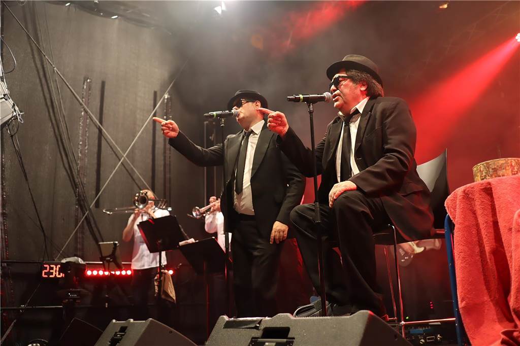 Die Besucher beim Red Balloon Festival genossen am Eröffnungsabend (2.8.) die gute Stimmung und den Mix unterschiedlicher Musikrichtungen.