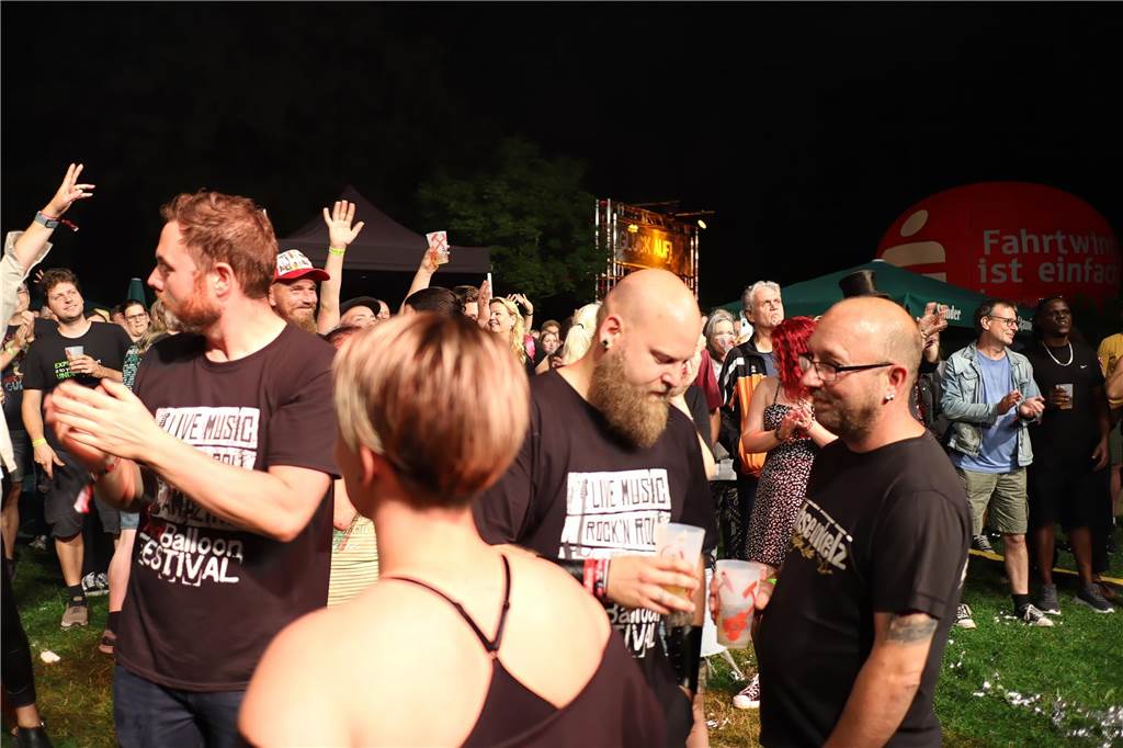 Die Besucher beim Red Balloon Festival genossen am Eröffnungsabend (2.8.) die gute Stimmung und den Mix unterschiedlicher Musikrichtungen.