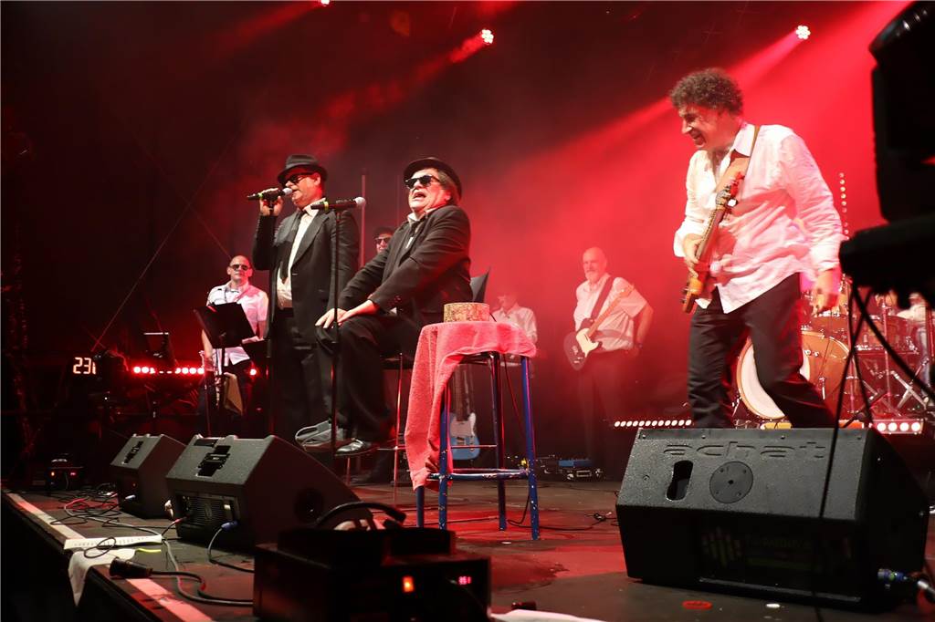 Die Besucher beim Red Balloon Festival genossen am Eröffnungsabend (2.8.) die gute Stimmung und den Mix unterschiedlicher Musikrichtungen.