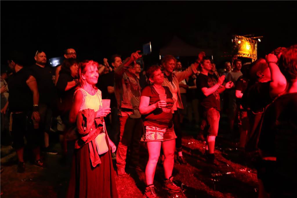 Die Besucher beim Red Balloon Festival genossen am Eröffnungsabend (2.8.) die gute Stimmung und den Mix unterschiedlicher Musikrichtungen.