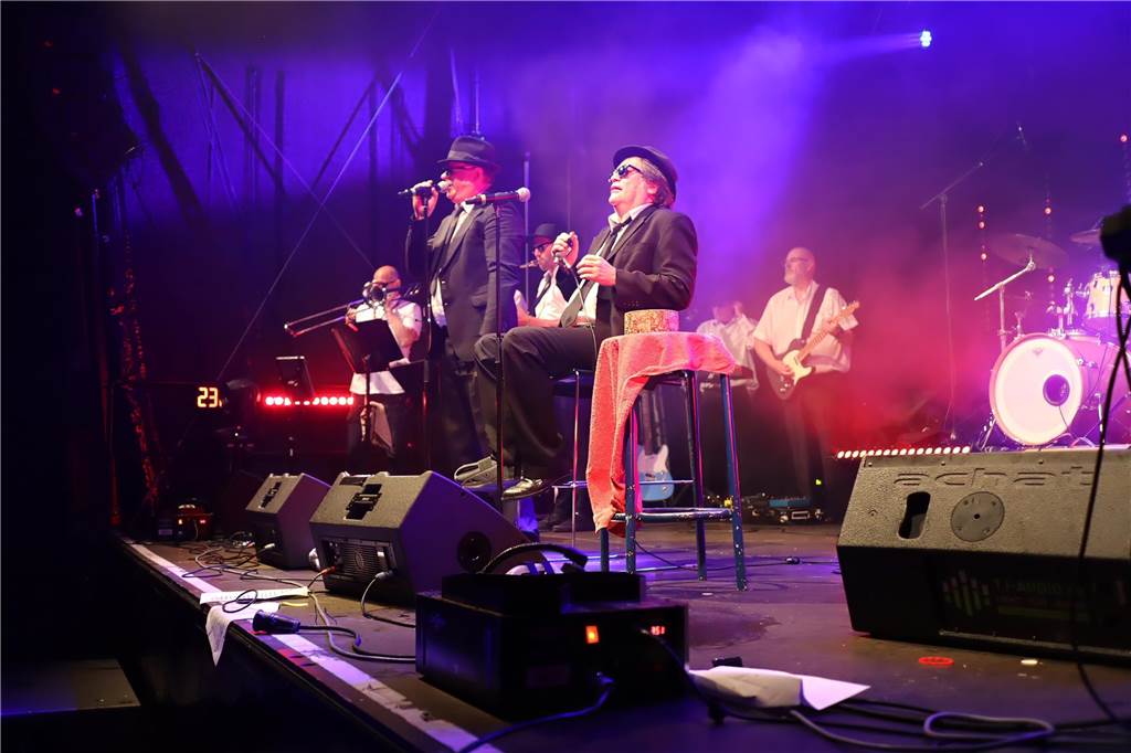Die Besucher beim Red Balloon Festival genossen am Eröffnungsabend (2.8.) die gute Stimmung und den Mix unterschiedlicher Musikrichtungen.