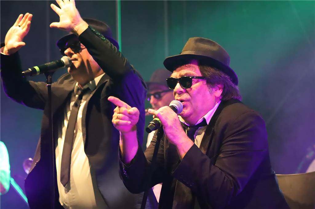 Die Besucher beim Red Balloon Festival genossen am Eröffnungsabend (2.8.) die gute Stimmung und den Mix unterschiedlicher Musikrichtungen.