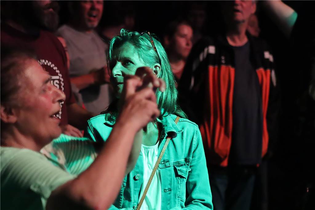 Die Besucher beim Red Balloon Festival genossen am Eröffnungsabend (2.8.) die gute Stimmung und den Mix unterschiedlicher Musikrichtungen.
