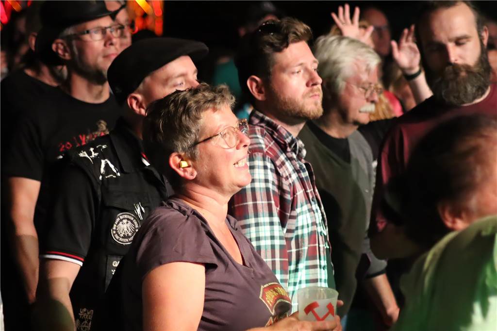 Die Besucher beim Red Balloon Festival genossen am Eröffnungsabend (2.8.) die gute Stimmung und den Mix unterschiedlicher Musikrichtungen.