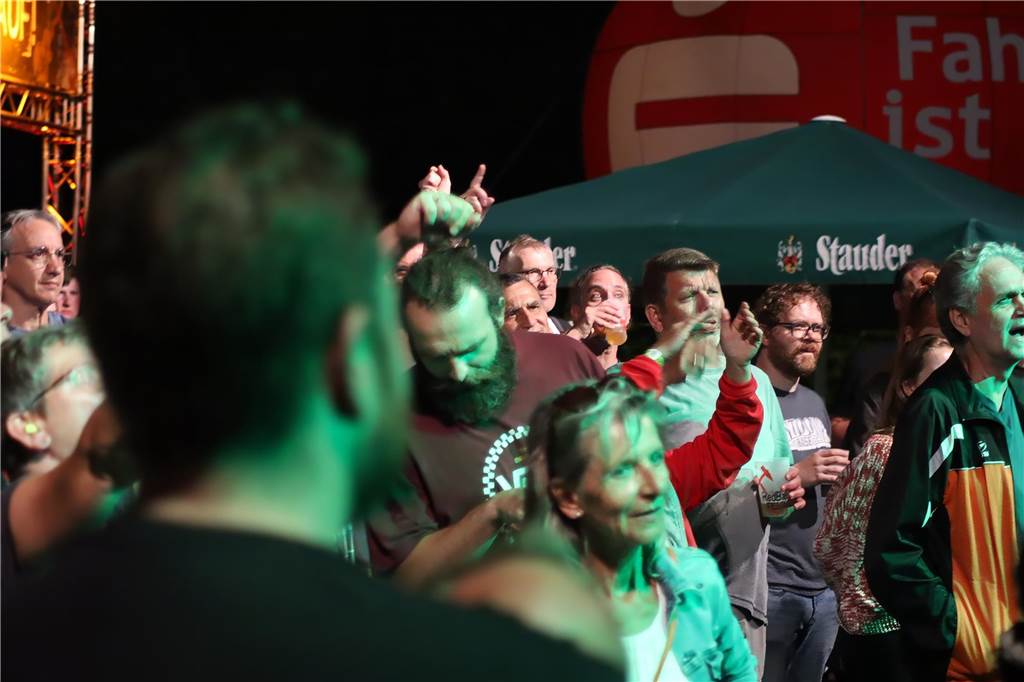 Die Besucher beim Red Balloon Festival genossen am Eröffnungsabend (2.8.) die gute Stimmung und den Mix unterschiedlicher Musikrichtungen.