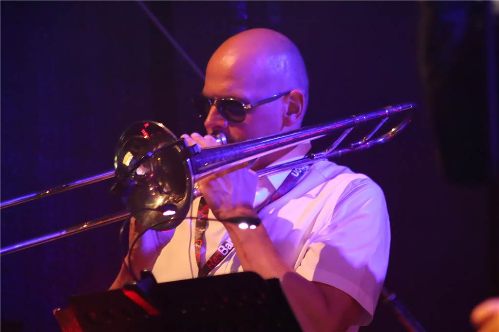 Die Besucher beim Red Balloon Festival genossen am Eröffnungsabend (2.8.) die gute Stimmung und den Mix unterschiedlicher Musikrichtungen.