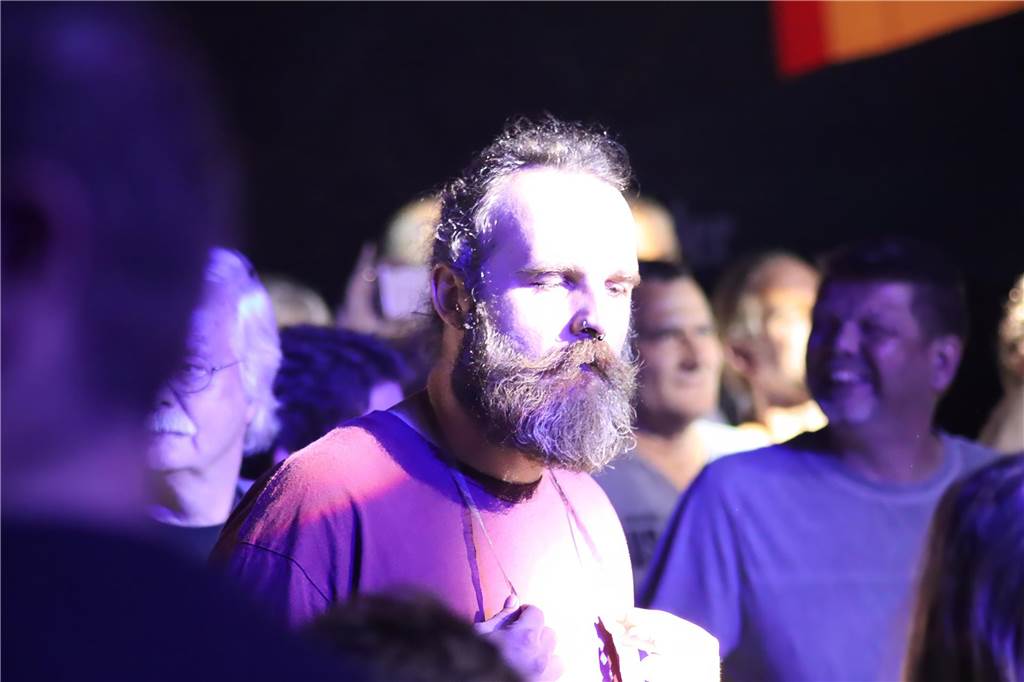 Die Besucher beim Red Balloon Festival genossen am Eröffnungsabend (2.8.) die gute Stimmung und den Mix unterschiedlicher Musikrichtungen.