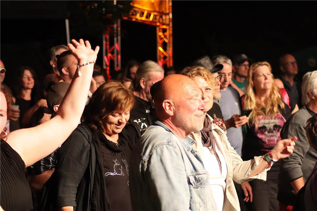Die Besucher beim Red Balloon Festival genossen am Eröffnungsabend (2.8.) die gute Stimmung und den Mix unterschiedlicher Musikrichtungen.