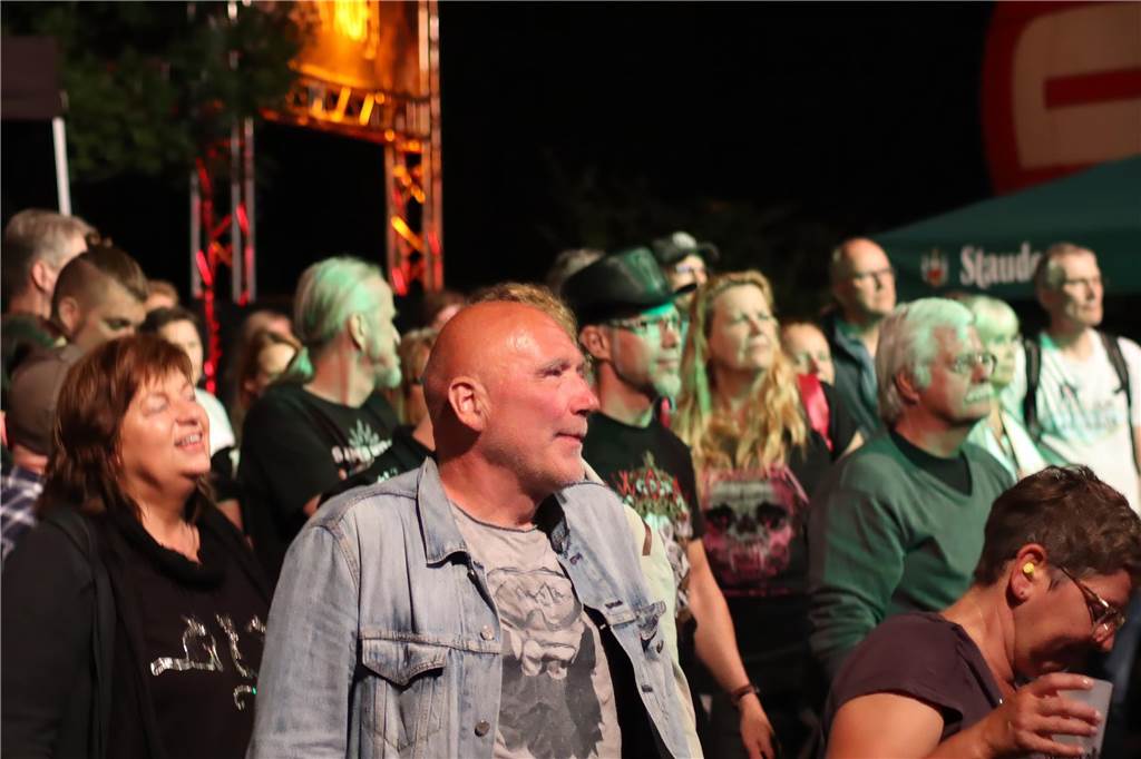 Die Besucher beim Red Balloon Festival genossen am Eröffnungsabend (2.8.) die gute Stimmung und den Mix unterschiedlicher Musikrichtungen.