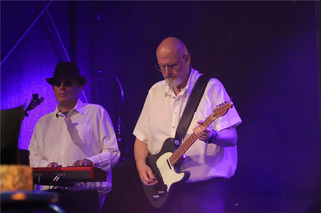 Die Besucher beim Red Balloon Festival genossen am Eröffnungsabend (2.8.) die gute Stimmung und den Mix unterschiedlicher Musikrichtungen.
