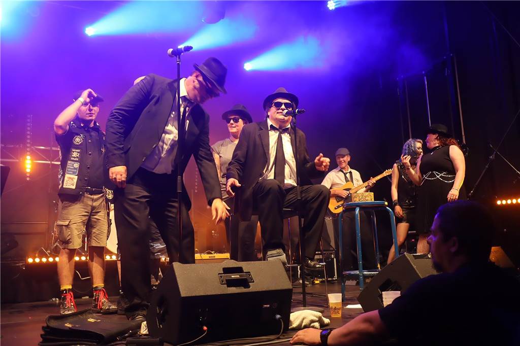 Die Besucher beim Red Balloon Festival genossen am Eröffnungsabend (2.8.) die gute Stimmung und den Mix unterschiedlicher Musikrichtungen.