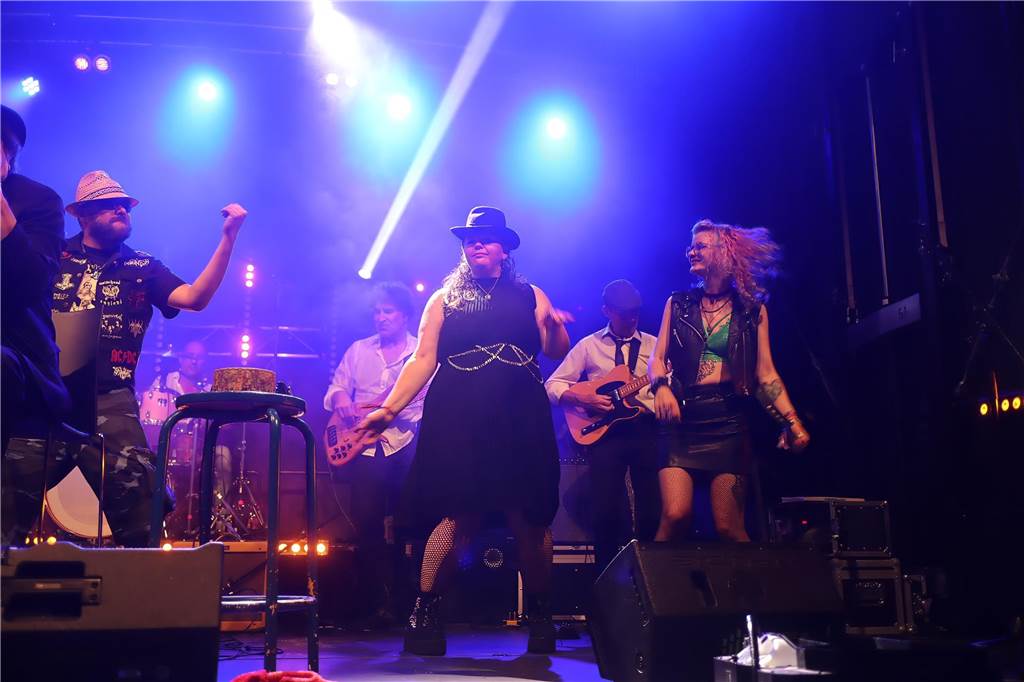 Die Besucher beim Red Balloon Festival genossen am Eröffnungsabend (2.8.) die gute Stimmung und den Mix unterschiedlicher Musikrichtungen.