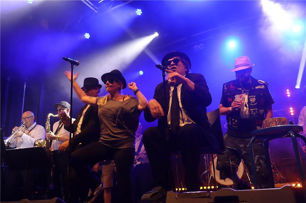 Die Besucher beim Red Balloon Festival genossen am Eröffnungsabend (2.8.) die gute Stimmung und den Mix unterschiedlicher Musikrichtungen.