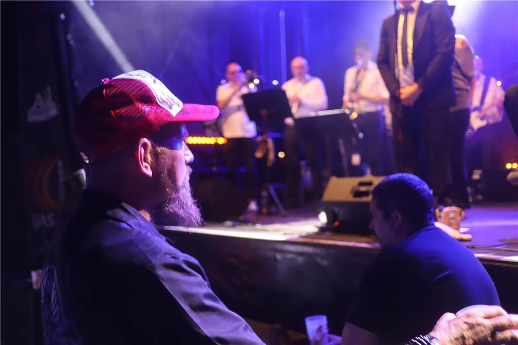Die Besucher beim Red Balloon Festival genossen am Eröffnungsabend (2.8.) die gute Stimmung und den Mix unterschiedlicher Musikrichtungen.