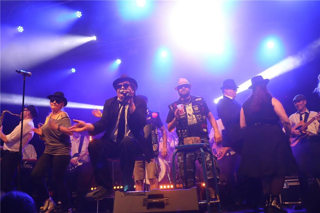 Die Besucher beim Red Balloon Festival genossen am Eröffnungsabend (2.8.) die gute Stimmung und den Mix unterschiedlicher Musikrichtungen.