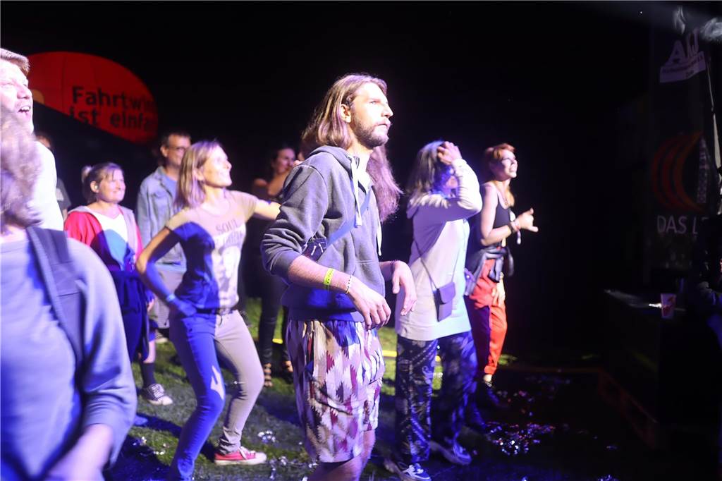 Die Besucher beim Red Balloon Festival genossen am Eröffnungsabend (2.8.) die gute Stimmung und den Mix unterschiedlicher Musikrichtungen.