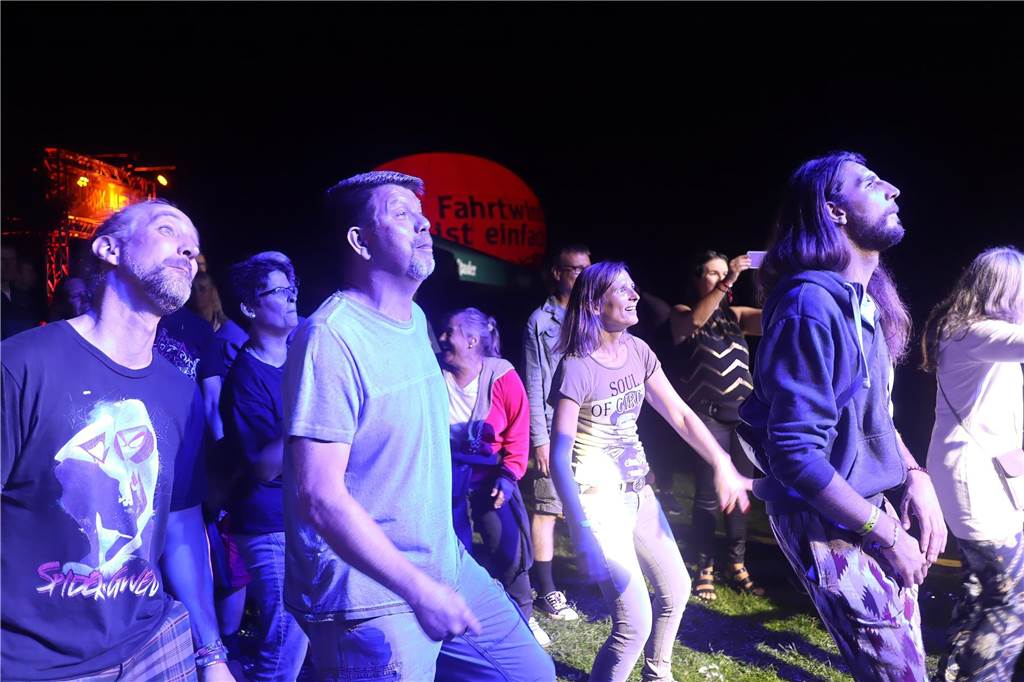 Die Besucher beim Red Balloon Festival genossen am Eröffnungsabend (2.8.) die gute Stimmung und den Mix unterschiedlicher Musikrichtungen.