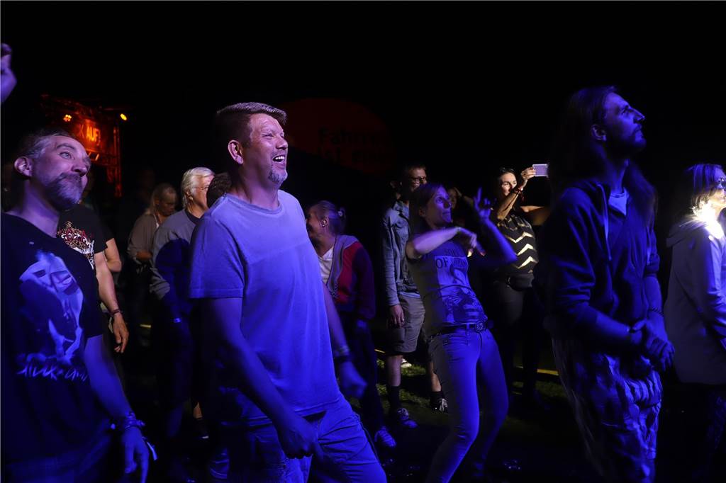 Die Besucher beim Red Balloon Festival genossen am Eröffnungsabend (2.8.) die gute Stimmung und den Mix unterschiedlicher Musikrichtungen.