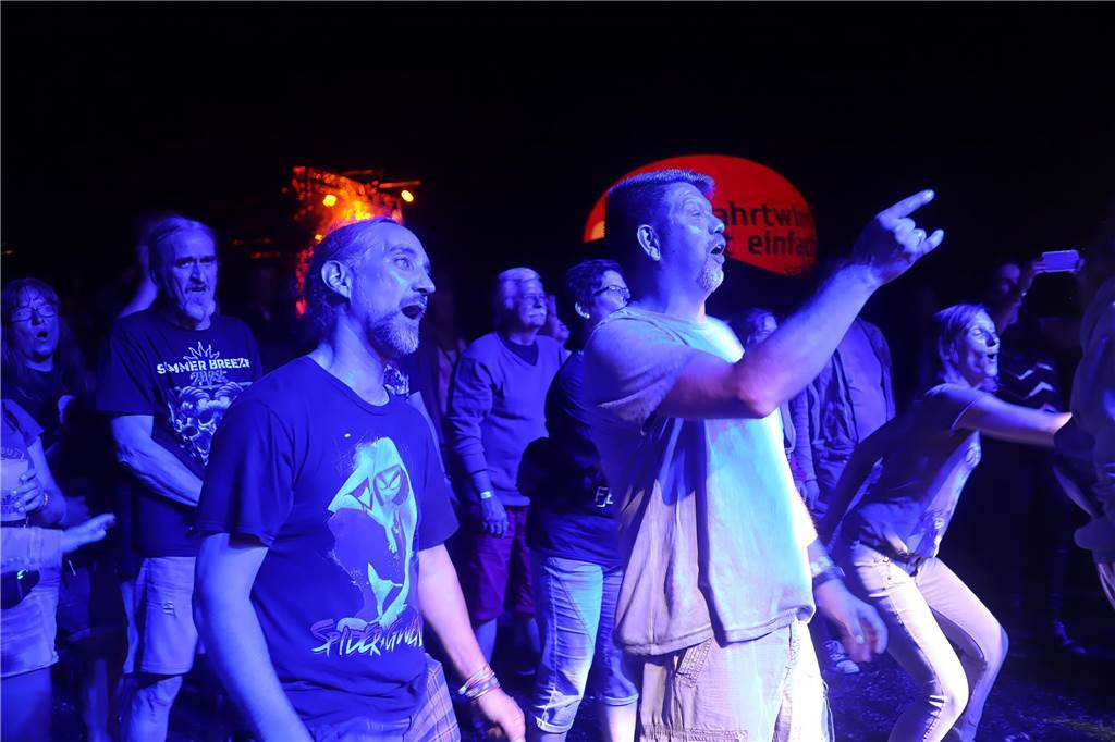 Die Besucher beim Red Balloon Festival genossen am Eröffnungsabend (2.8.) die gute Stimmung und den Mix unterschiedlicher Musikrichtungen.