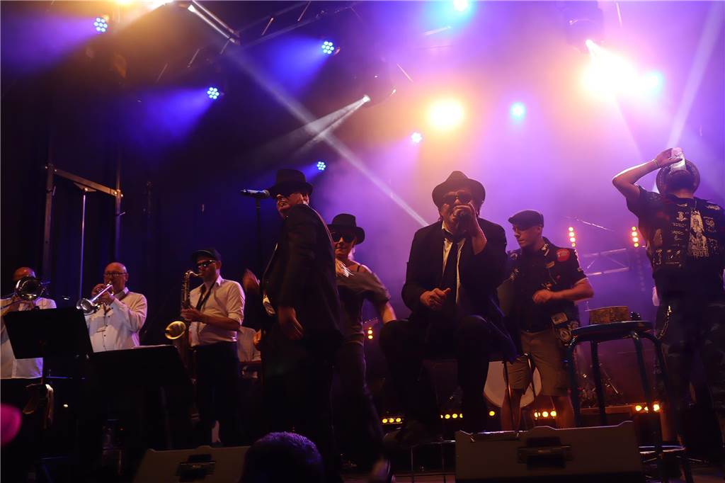 Die Besucher beim Red Balloon Festival genossen am Eröffnungsabend (2.8.) die gute Stimmung und den Mix unterschiedlicher Musikrichtungen.