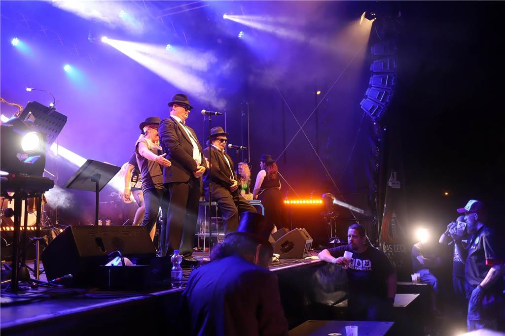 Die Besucher beim Red Balloon Festival genossen am Eröffnungsabend (2.8.) die gute Stimmung und den Mix unterschiedlicher Musikrichtungen.