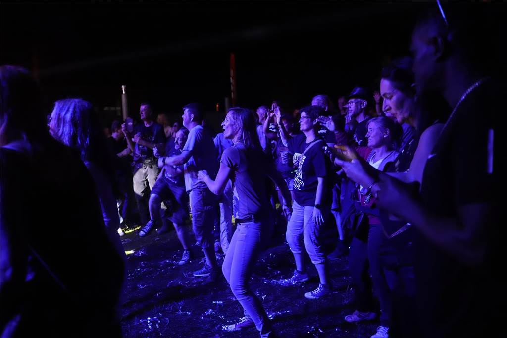 Die Besucher beim Red Balloon Festival genossen am Eröffnungsabend (2.8.) die gute Stimmung und den Mix unterschiedlicher Musikrichtungen.