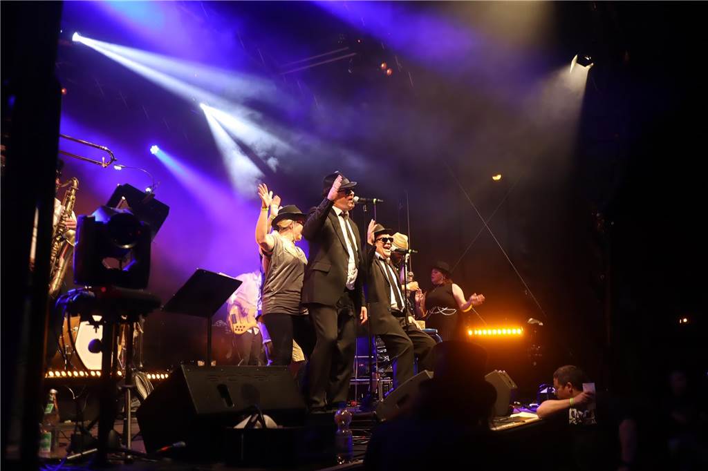 Die Besucher beim Red Balloon Festival genossen am Eröffnungsabend (2.8.) die gute Stimmung und den Mix unterschiedlicher Musikrichtungen.