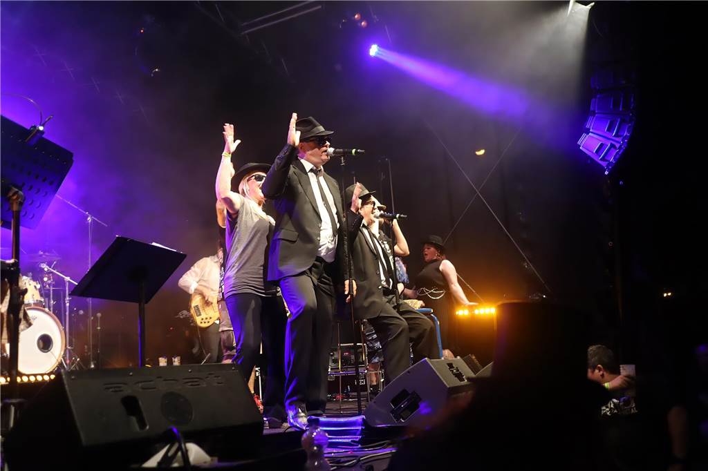 Die Besucher beim Red Balloon Festival genossen am Eröffnungsabend (2.8.) die gute Stimmung und den Mix unterschiedlicher Musikrichtungen.