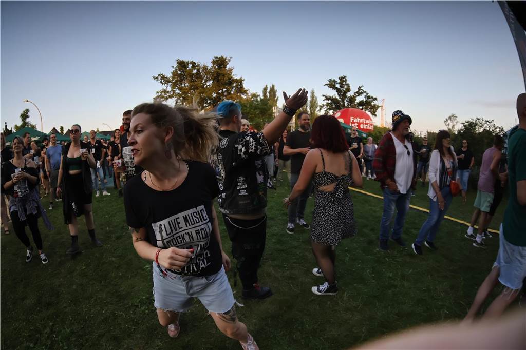 Die Besucher beim Red Balloon Festival genossen am Eröffnungsabend (2.8.) die gute Stimmung und den Mix unterschiedlicher Musikrichtungen.