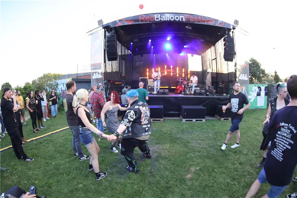 Die Besucher beim Red Balloon Festival genossen am Eröffnungsabend (2.8.) die gute Stimmung und den Mix unterschiedlicher Musikrichtungen.