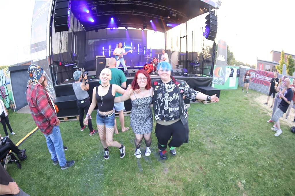 Die Besucher beim Red Balloon Festival genossen am Eröffnungsabend (2.8.) die gute Stimmung und den Mix unterschiedlicher Musikrichtungen.