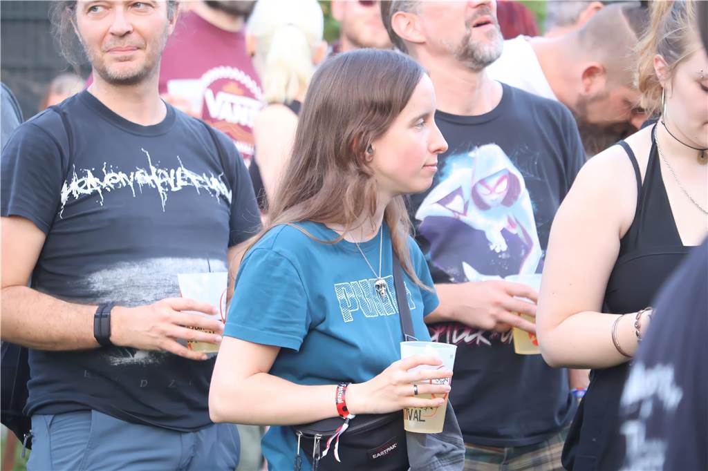 Die Besucher beim Red Balloon Festival genossen am Eröffnungsabend (2.8.) die gute Stimmung und den Mix unterschiedlicher Musikrichtungen.