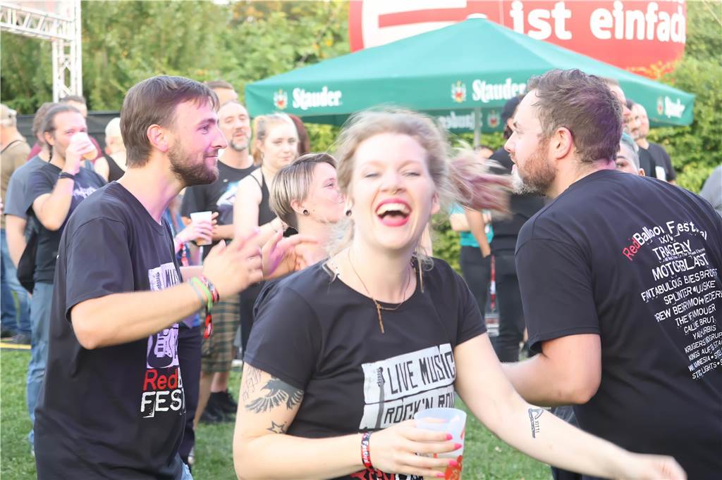 Die Besucher beim Red Balloon Festival genossen am Eröffnungsabend (2.8.) die gute Stimmung und den Mix unterschiedlicher Musikrichtungen.