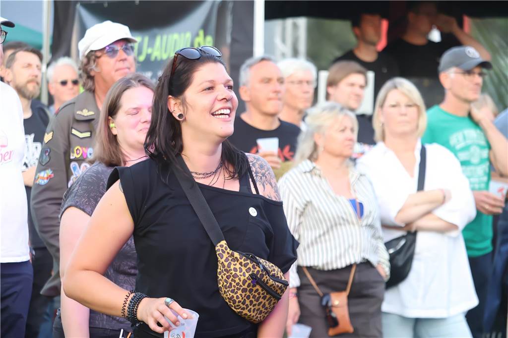 Die Besucher beim Red Balloon Festival genossen am Eröffnungsabend (2.8.) die gute Stimmung und den Mix unterschiedlicher Musikrichtungen.