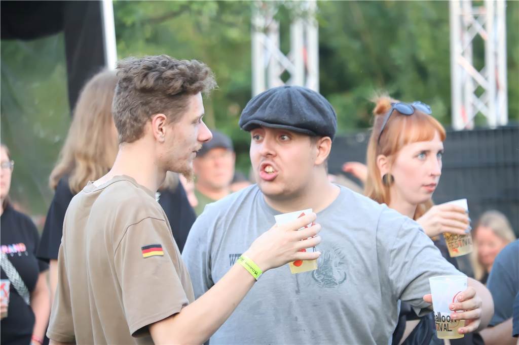 Die Besucher beim Red Balloon Festival genossen am Eröffnungsabend (2.8.) die gute Stimmung und den Mix unterschiedlicher Musikrichtungen.
