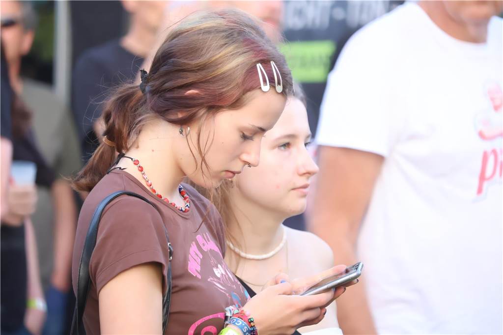 Die Besucher beim Red Balloon Festival genossen am Eröffnungsabend (2.8.) die gute Stimmung und den Mix unterschiedlicher Musikrichtungen.