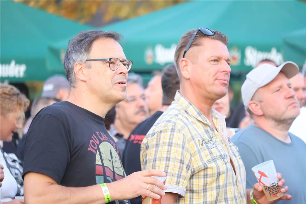 Die Besucher beim Red Balloon Festival genossen am Eröffnungsabend (2.8.) die gute Stimmung und den Mix unterschiedlicher Musikrichtungen.