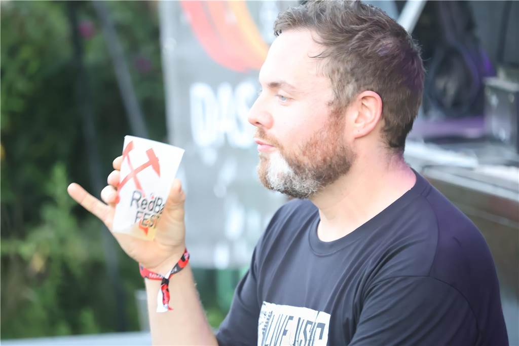 Die Besucher beim Red Balloon Festival genossen am Eröffnungsabend (2.8.) die gute Stimmung und den Mix unterschiedlicher Musikrichtungen.