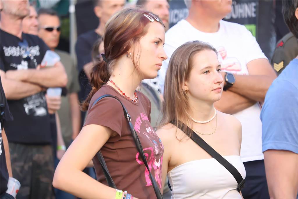 Die Besucher beim Red Balloon Festival genossen am Eröffnungsabend (2.8.) die gute Stimmung und den Mix unterschiedlicher Musikrichtungen.