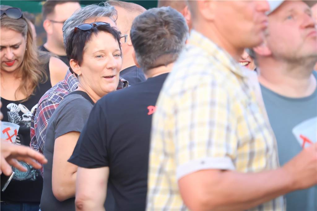 Die Besucher beim Red Balloon Festival genossen am Eröffnungsabend (2.8.) die gute Stimmung und den Mix unterschiedlicher Musikrichtungen.